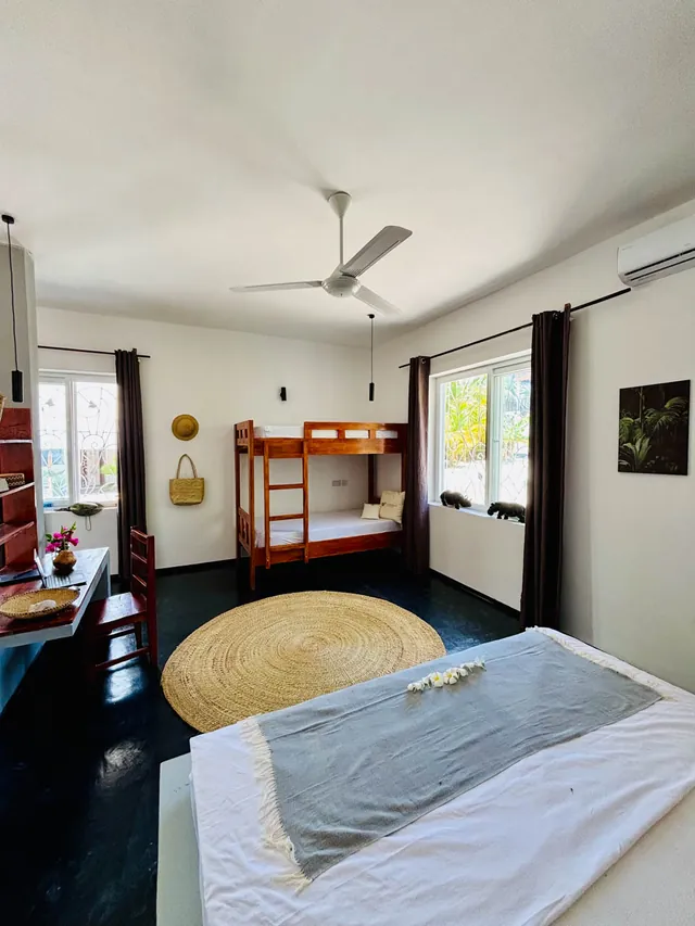 Zimmer im Doppelbungalow mit Doppelbett, Etagenbett und Deckenventilator